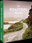 "ROADTRIPS IRLAND. Unvergessliche Traumrouten für den perfekten Urlaub mit Auto, Camper & Motorrad." Illustration: Eine kurvige Straße umgeben von grünen Büschen und Wasser., Buch
