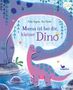 Text: „Mama ist bei dir, kleiner Dino“. Zwei liebevolle Dinosaurier umarmen sich in einer bunten, fröhlichen Wasserlandschaft. 