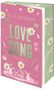 „Elle Kennedy LOVE SONG ROMAN“. Rosa Cover mit Gänseblümchen und Musiksymbolen, Berge und Haus gezeichnet., Buch