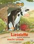 "Liselotte macht Urlaub" von Alexander Steffensmeier. Eine Kuh mit Koffer vor einem Schuppen und Hühnern., Buch