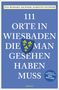 Große, weiße Schrift auf blauem Hintergrund: "111 Orte in Wiesbaden die man gesehen haben muss". Wappen mit gelben Lilien.
