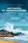 "Bretonisch mit Meeresrauschen" von Gabriela Kasperski, Kriminalroman. Wellen treffen auf Felsen, Möwe fliegt.