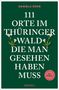 Grüner Hintergrund mit weißem Text: "111 Orte im Thüringer Wald die man gesehen haben muss". Blumen und roter Kreis., Buch