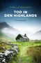 „SYBILLE BAECKER: TOD IN DEN HIGHLANDS - Kriminalroman“. Ein einsames Steinhäuschen in nebliger, bergiger Landschaft.