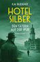 „Hotel Silber“ in Gelb, „Den Tätern auf der Spur“ in Weiß. Ein Mann in Mantel und Hut vor einem alten Gebäude., Buch