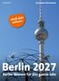 "Reiß dich schlau!" steht auf einem orangefarbenen Kreis. Ein Fernsehturm erhebt sich im blauen Himmel über einer Skulptur.