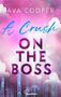 "A Crush on the Boss" in lila und hellblau, Ava Cooper oben. Hintergrund rosa und blau mit Wolkenmotiv und Glitzer., Buch