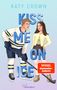 "KISS ME ON ICE" in großen blauen Buchstaben, "KATY CROWN" oben, "SPIEGEL Bestseller-Autorin" in Rot. Illustration: Hockeyspieler und Frau.