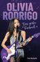 Text: "OLIVIA RODRIGO", "Das große Fanbuch", "riva", "Sina Buchwitz". Eine junge Frau mit Gitarre und Mikrofon., Buch