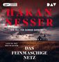 Text: "HÅKAN NESSER", "Ein Fall für Gunnar Barbarotti", "Lesung mit Dietmar Bär", "Das feinmaschige Netz". 

Eine dunkle, stürmische Landschaft mit einem einsamen Gebäude und fliegenden Vögeln., MP3-CD