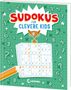 "SUDOKUS FÜR CLEVERE KIDS" in bunten Buchstaben, darunter ein aufgeklapptes Sudoku-Heft mit einem Stift., Buch