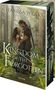"Kingdom of the Forgotten. Roman. Charissa Weaks. Ein Paar steht romantisch im Wald, umgeben von hohen Bäumen und Farnen.", Buch
