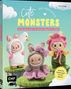 „Cute Monsters: Das Häkelbuch. Kleidung & mehr für deinen Bagcharm häkeln.“ Drei gehäkelte Figuren stehen auf Gras.