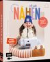 "Ich will nähen" ist groß geschrieben. Ein Kind mit blauer Mütze freut sich über einer Nähmaschine., Buch