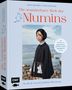 „Die wunderbare Welt der Mumins.“ Frau am Meer mit dunklem Haar im Mumin-Pullover, sanfte Farben., Buch