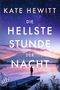 Titel: KATE HEWITT - DIE HELLSTE STUNDE DER NACHT. Eine Person steht auf einem Steg, umgeben von Bergen und einem Sternenhimmel., Buch