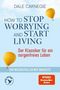 „HOW TO STOP WORRYING AND START LIVING“ von Dale Carnegie. Zwei gelbe Heißluftballons, blauer Himmel.