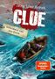 Ein Boot mit drei Personen und einem Hund auf bewegtem Wasser, Titel: "CLUE", Untertitel: "Geheimnis aus der Tiefe"., Buch