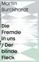 "Die Fremde in uns / Der blinde Fleck". Schlichte Typografie auf grauem, geometrisch gemustertem Hintergrund.