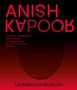 "ANISH KAPOOR, WILHELM-LEHMBRUCK-PREISTRÄGER, LEHMBRUCK MUSEUM" in großen roten Buchstaben auf schwarzem Hintergrund.
