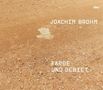 Texte: Joachim Brohm, FARBE UND GEBIET. Ein staubiger, erdiger Untergrund mit kleinen Steinen und einem weißen Fleck.
