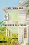 "Tan Twan Eng, Das Haus der Türen, Roman, The Booker Prize 2023 Longlisted." Malerei eines hellen Hauses mit Veranda., Buch