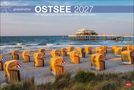 „globetrotter OSTSEE 2027 Von behaglichen Strandkörben und rauen Küsten.“ Strandkörbe am Sandstrand vor einem Steg im Meer., Kalender
