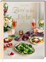 „Zwei in der Küche: Rezepte für glückliche Paare“. Zwei Personen stoßen mit Sekt an, umgeben von Blumen und Speisen., Buch