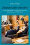 „Demokratie vor Ort. Kommunalpolitik als Schlüssel...“ zeigt eine Versammlung in einem Sitzungszimmer mit erhobenen Händen., Buch