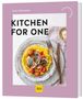 „Kitchen for One“ von Cora Wetzstein. Cover zeigt ein Gericht mit Tomaten und Fleisch auf gelbem, cremigem Untergrund., Buch