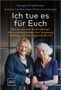 "Ich tue es für Euch". Zwei lächelnde ältere Frauen stehen Seite an Seite., Buch