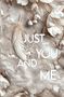 "JUST YOU AND ME" in großen Buchstaben. Beige Marmor-Hintergrund mit einer Feder und Blatt-Elementen. Namen: Alexandra Carol., Buch