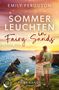 "Sommerleuchten in Fairy Sands" steht in leuchtender Schrift über einem Paar, das gemeinsam einen Sonnenuntergang am Meer betrachtet., Buch