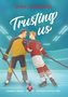 "Trusting us." Zwei Hockeyspieler stehen sich gegenüber. Text: "Svea Lundberg," "Caden & Noah," "Hattrick für die Liebe.", Buch
