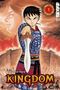 "Kingdom" in großen Buchstaben unten, darüber ein Krieger mit Schwert in Rüstung, umgeben von Soldaten und Gesichtern., Buch