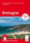 "50 Touren zwischen Mont-Saint-Michel und Saint-Nazaire. Bretagne. Mit ROTHER APP. Küste mit Strand und Klippen, blauer Himmel."