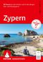 "50 Touren an den Küsten und in den Bergen Süd- und Nordzyperns. Zypern. Mit ROTHER APP." Eine Küstenszene mit Felsen., Buch