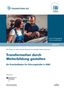„Transformation durch Weiterbildung gestalten“ steht im Fokus. Zwei Personen in Arbeitsumgebung, eine zeigt auf ein Klemmbrett., Buch