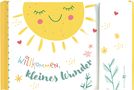 „Willkommen, kleines Wunder“ in bunten Buchstaben, Sonnengesicht mit geschlossenen Augen und Wangen, Pflanzen und Herzen., Buch