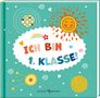 „ICH BIN 1. KLASSE!“ in bunten Buchstaben auf türkisfarbenem Hintergrund mit fröhlicher Sonne und Mustern.