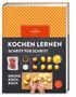 "KOCHEN LERNEN SCHRITT FÜR SCHRITT GRUND KOCH BUCH". Zutaten: Speck, Pfeffer, Salz, Zwiebeln, Kartoffeln. Hände schälen Kartoffeln., Buch