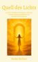 „Quell des Lichts“, „30 Jahre Krankheit und Armut - und eine Nahtoderfahrung offenbarte mir MEINE BESTIMMUNG“, Heike Richter. Eine Frau steht vor einem strahlenden, sonnigen Tor.