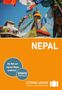 „NEPAL“ steht groß auf orangem Hintergrund, mit dem Text „Die Welt auf eigenen Wegen entdecken“. Oben sieht man bunte Gebetsfahnen., Buch