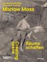 "Räume schaffen. Creating Space. Die Konstruktivistin. The Constructivist. Marlow Moss." Eine Person sitzt auf Steinen.
