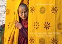 Ein Mönch schaut hinter einem gelben Vorhang mit bunten Mustern hervor. Texte: "Eva-Maria Fahrner-Tutsek", "THE MONK AND THE TIGER", "Postcards from Bhutan"., Buch