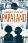 Text: "HINTERM ZAUN IST PAPALAND." Autorenname und Illustrationsvermerk. Zwei Kinder schauen auf ein abgelegenes Haus im Wald., Buch