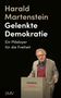 "Harald Martenstein - Gelenkte Demokratie. Ein Plädoyer für die Freiheit." Ein Mann steht hinter einem Rednerpult., Buch