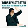 Torsten Sträter: Mach mal das große Licht an. Die besten Geschichten live in einem Rutsch. Bonus: Butter und Balkone. Ein Mann mit Mütze hebt die Hand abschirmend., 3 CDs