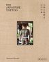 Englischer Text: "The Japanese Tattoo."
Japanischer Text: Eine vertikale Schriftzeile.
Person von hinten mit Ganzkörpertattoo., Buch