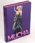 Text "MUCHA". Eine Frau in einem Sternenmusterkleid, mit Blumenkranz und einem leuchtenden Halbkreis im Hintergrund., Buch